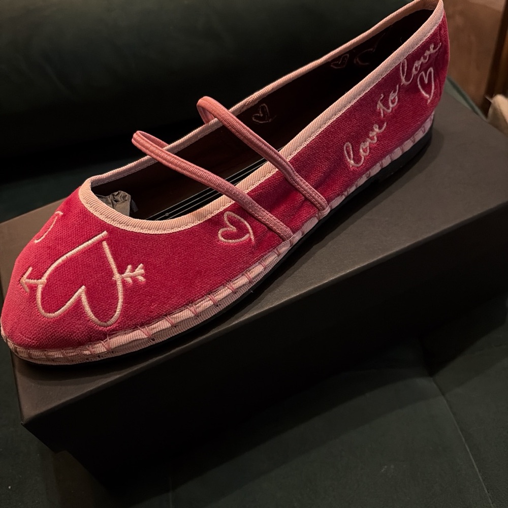 Chic Pink Embroidered Flats